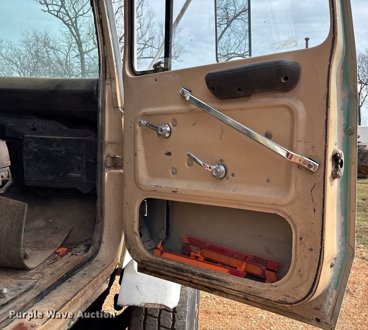 image for item FB3016 1986 Ford LT8000 dump truck