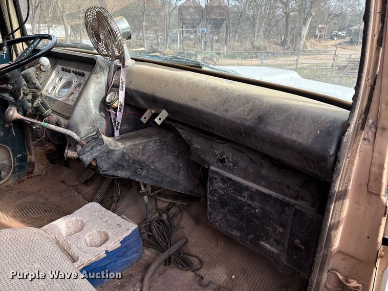 image for item FB3016 1986 Ford LT8000 dump truck