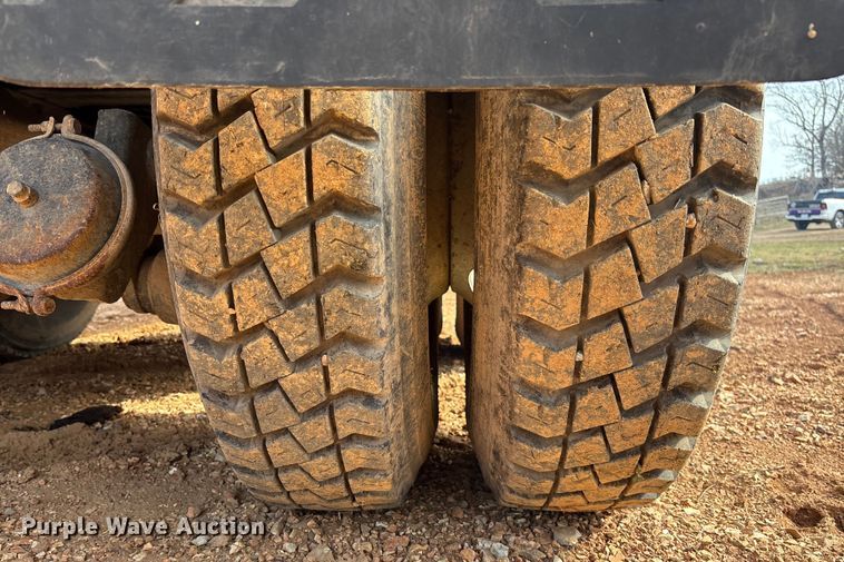 image for item FB3016 1986 Ford LT8000 dump truck