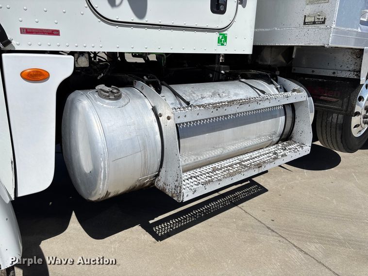 image for item FB3196 2013 Peterbilt 367 dump truck