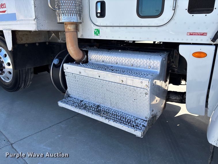 image for item FB3196 2013 Peterbilt 367 dump truck