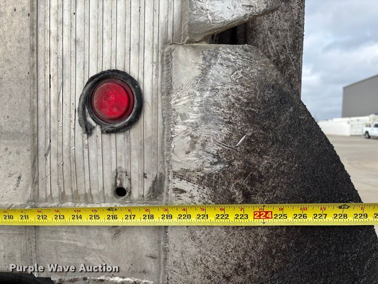 image for item FB3196 2013 Peterbilt 367 dump truck