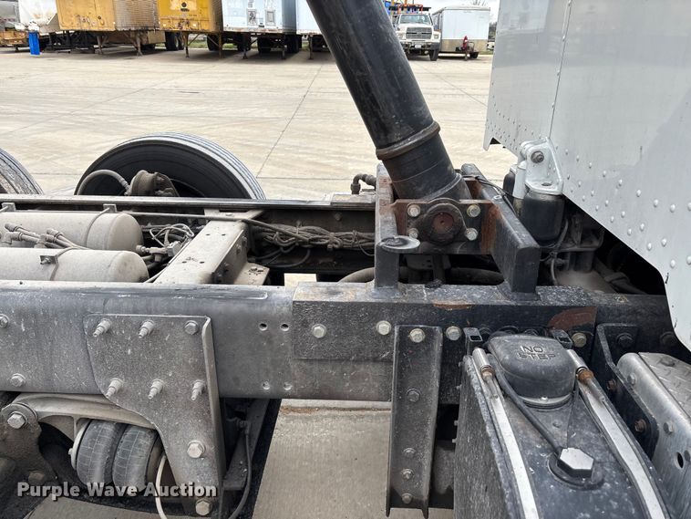 image for item FB3196 2013 Peterbilt 367 dump truck