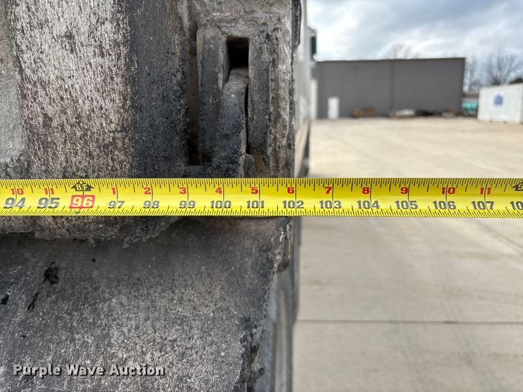 image for item FB3196 2013 Peterbilt 367 dump truck