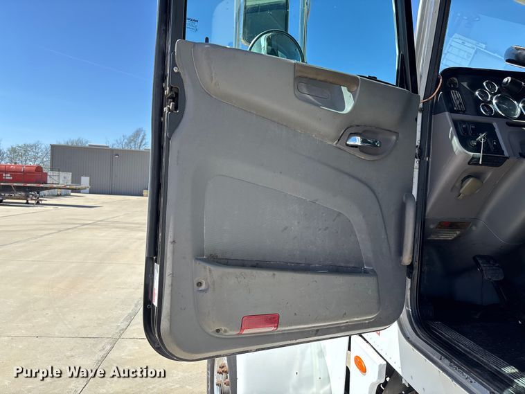 image for item FB3196 2013 Peterbilt 367 dump truck