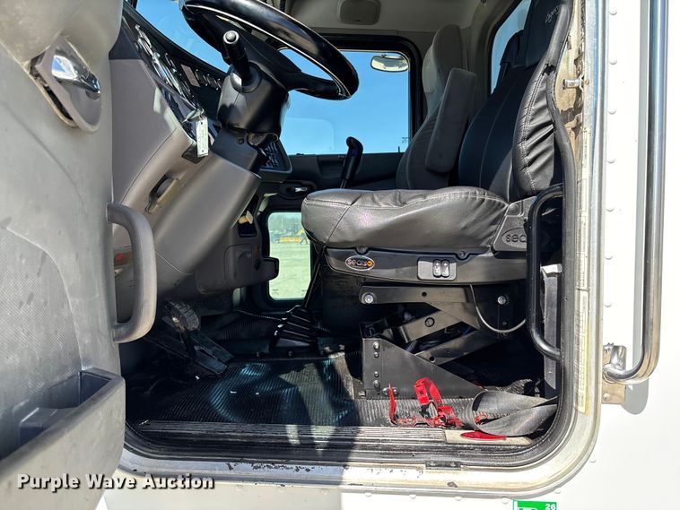 image for item FB3196 2013 Peterbilt 367 dump truck