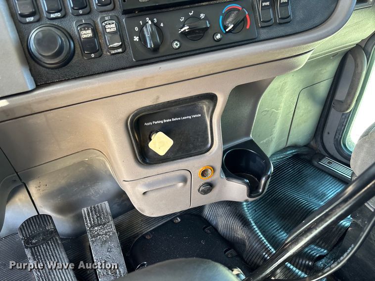 image for item FB3196 2013 Peterbilt 367 dump truck