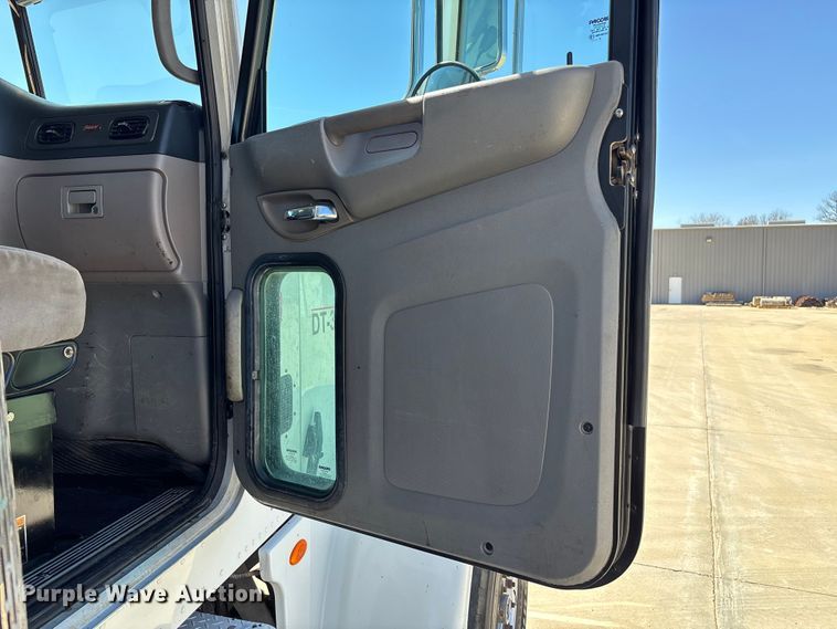 image for item FB3196 2013 Peterbilt 367 dump truck