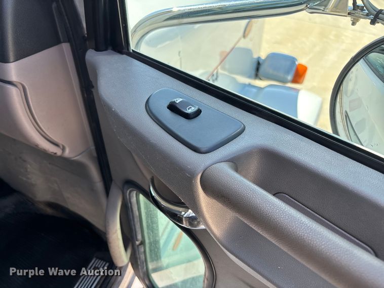 image for item FB3196 2013 Peterbilt 367 dump truck