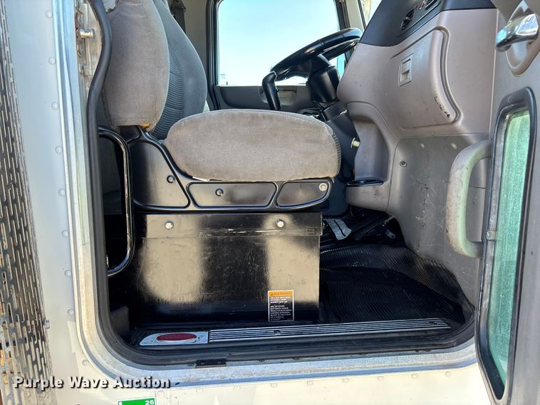 image for item FB3196 2013 Peterbilt 367 dump truck