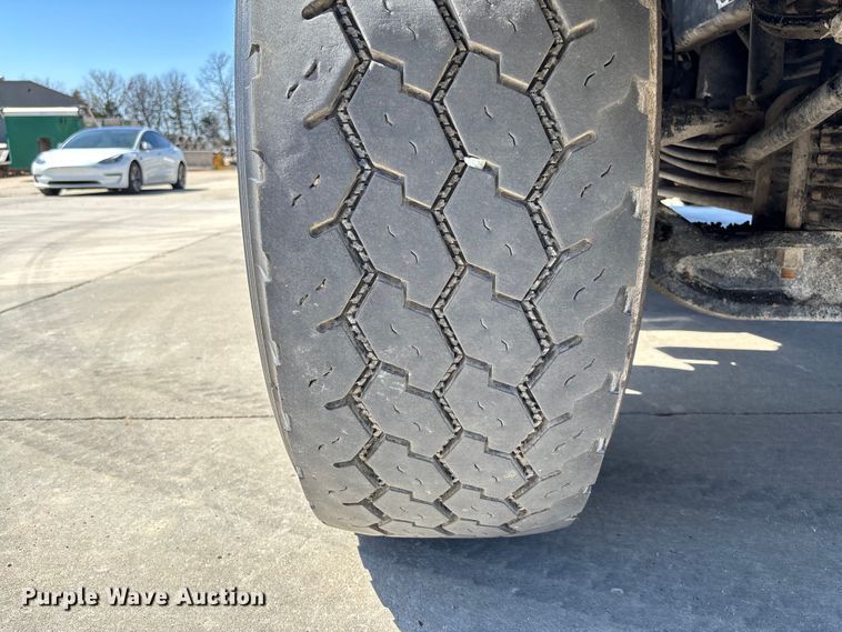 image for item FB3196 2013 Peterbilt 367 dump truck