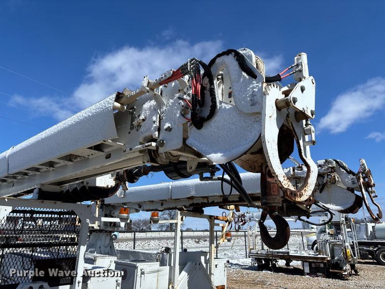 image for item FB3250 Altec digger derrick bed