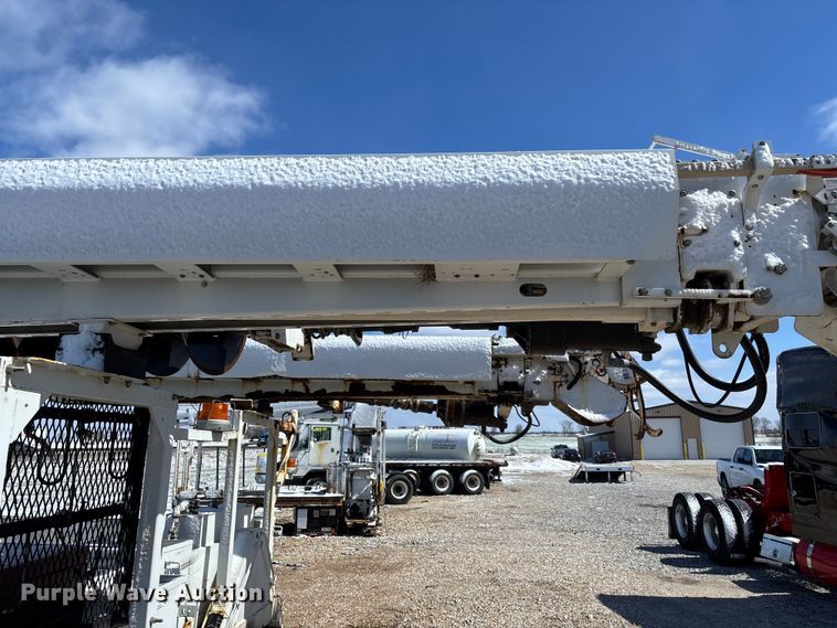 image for item FB3250 Altec digger derrick bed