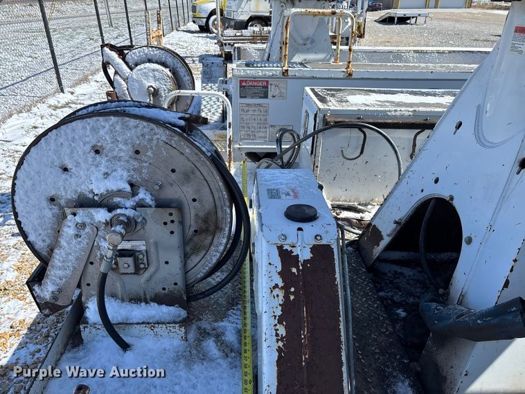 image for item FB3250 Altec digger derrick bed