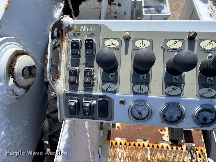 image for item FB3251 Altec digger derrick bed