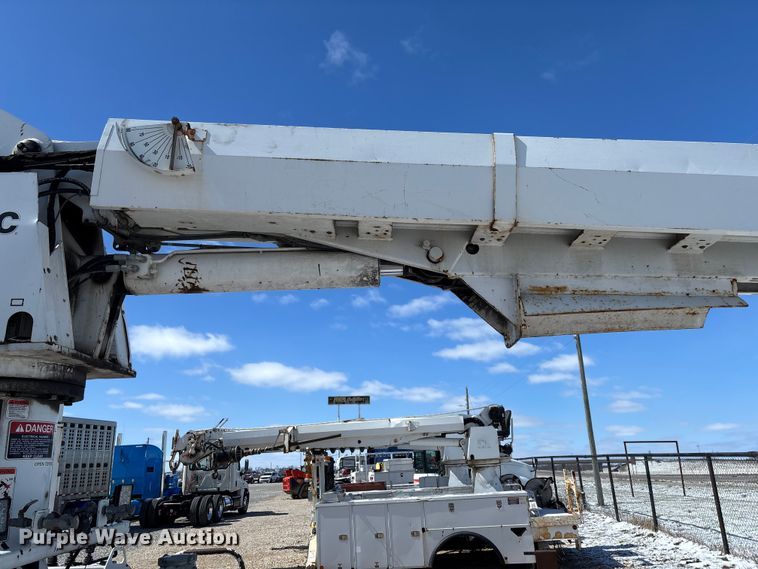 image for item FB3252 Altec digger derrick bed