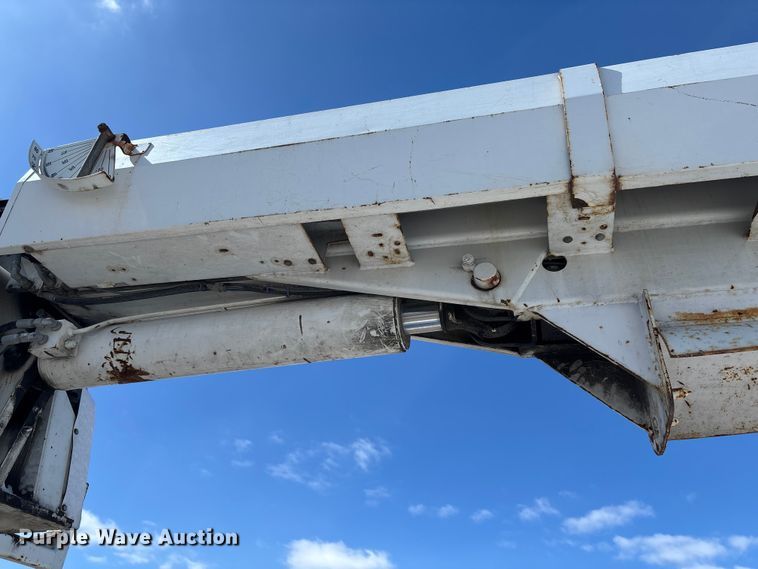 image for item FB3252 Altec digger derrick bed