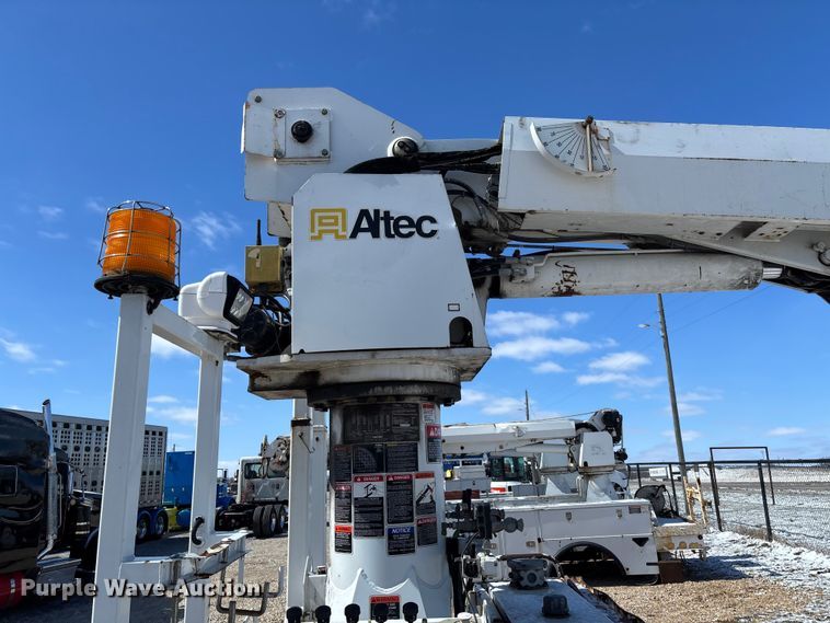 image for item FB3252 Altec digger derrick bed