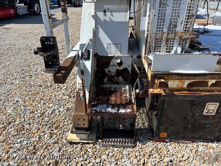 image for item FB3252 Altec digger derrick bed