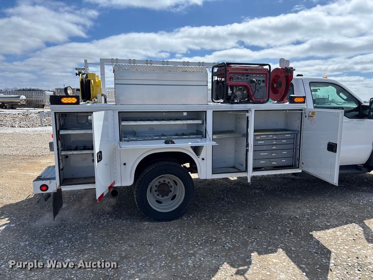 image for item FB3253 2016 Ford F550 utility / service truck