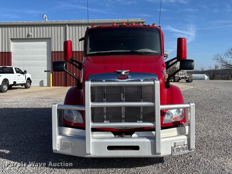 image for item FB3264 2019 Peterbilt 579 semi truck