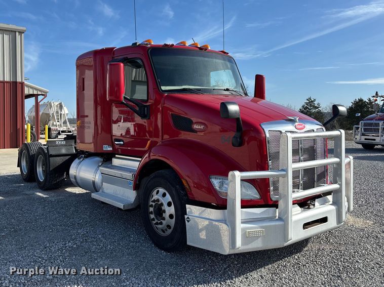 image for item FB3264 2019 Peterbilt 579 semi truck