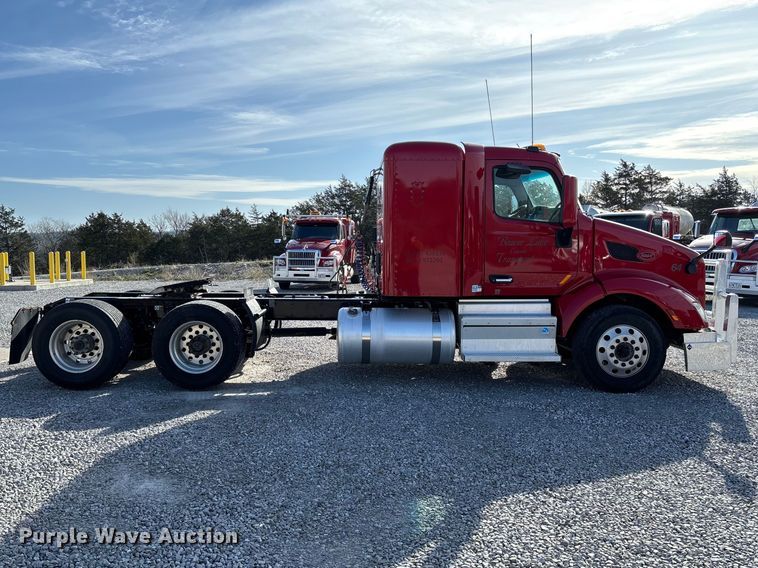image for item FB3264 2019 Peterbilt 579 semi truck