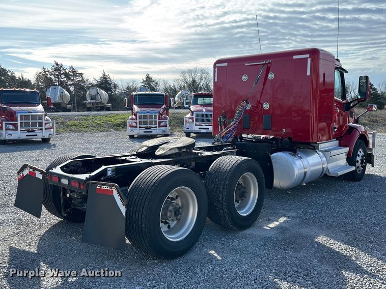 image for item FB3264 2019 Peterbilt 579 semi truck