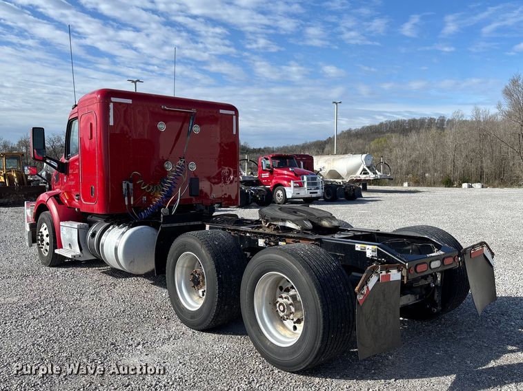 image for item FB3264 2019 Peterbilt 579 semi truck