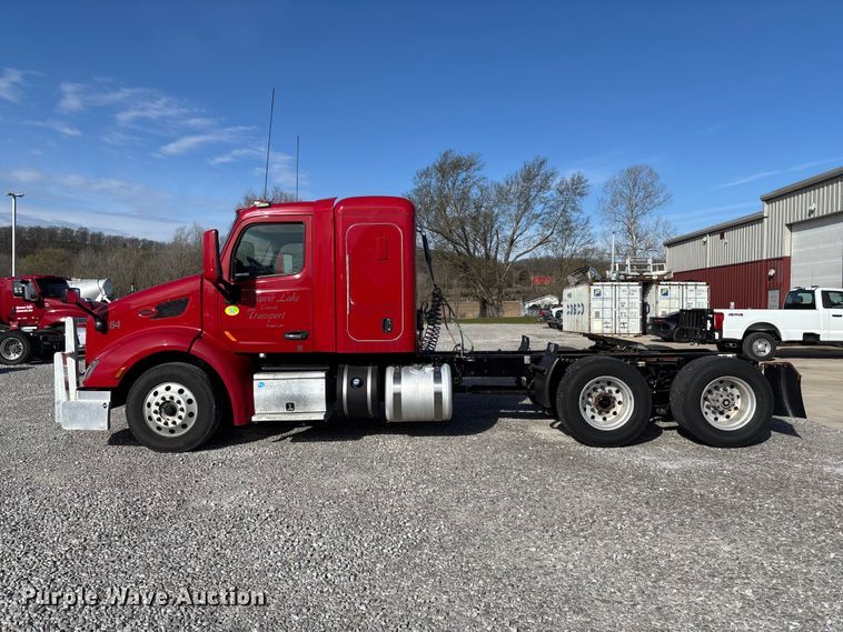image for item FB3264 2019 Peterbilt 579 semi truck
