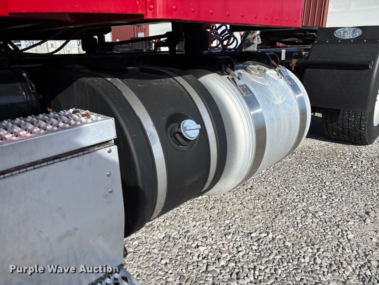 image for item FB3264 2019 Peterbilt 579 semi truck