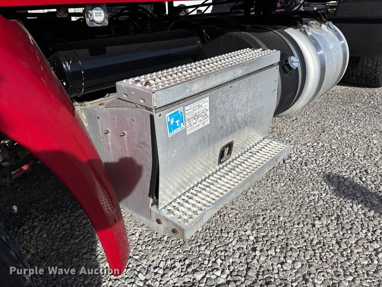 image for item FB3264 2019 Peterbilt 579 semi truck