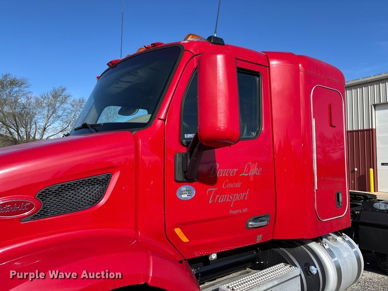 image for item FB3264 2019 Peterbilt 579 semi truck