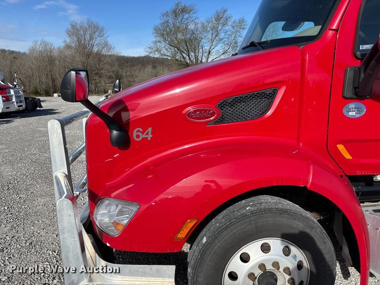 image for item FB3264 2019 Peterbilt 579 semi truck
