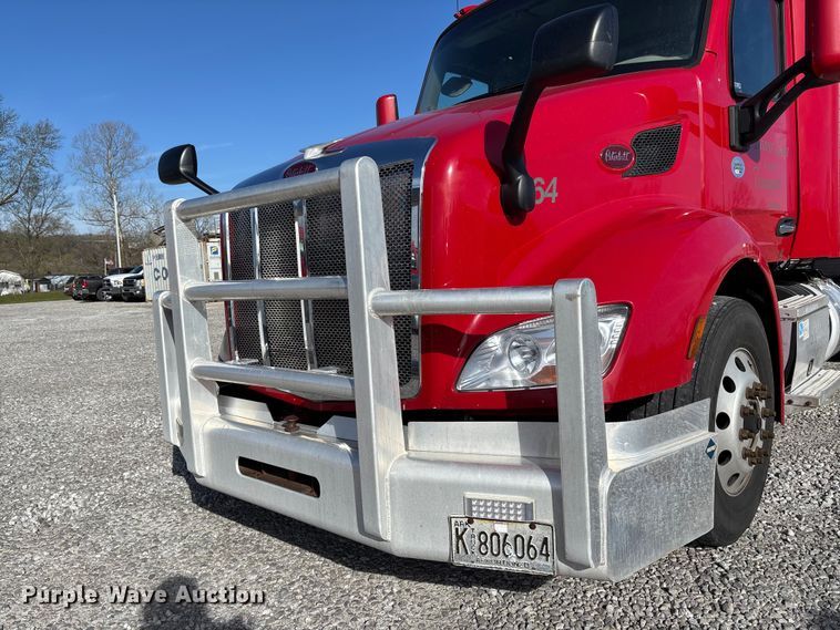 image for item FB3264 2019 Peterbilt 579 semi truck