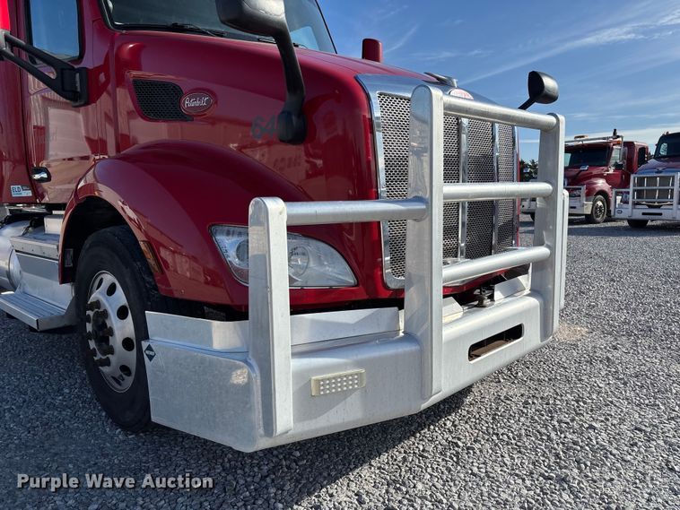 image for item FB3264 2019 Peterbilt 579 semi truck