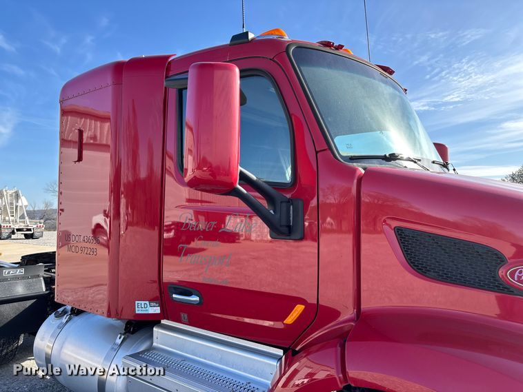 image for item FB3264 2019 Peterbilt 579 semi truck