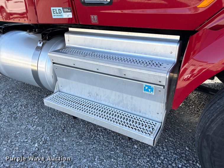 image for item FB3264 2019 Peterbilt 579 semi truck