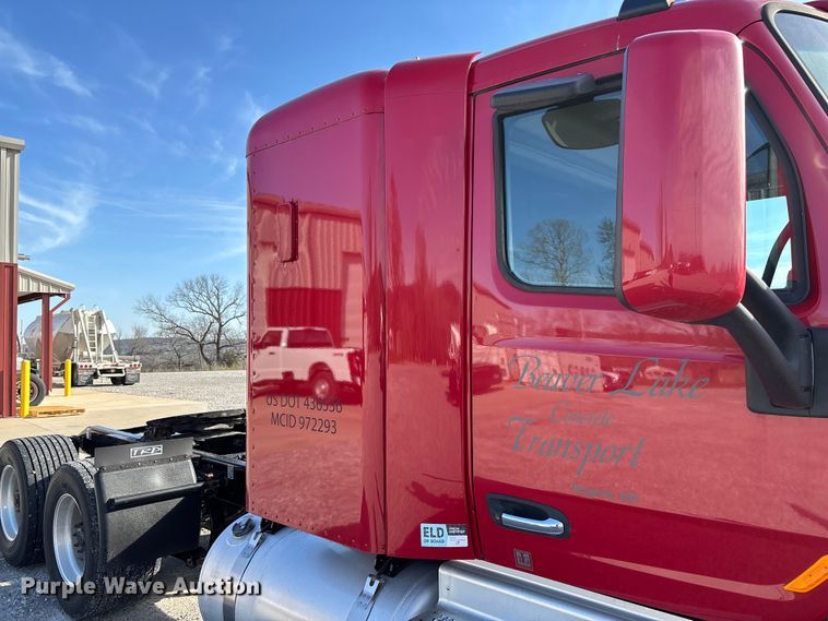image for item FB3264 2019 Peterbilt 579 semi truck