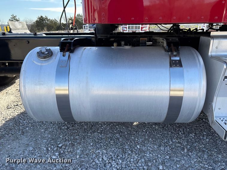 image for item FB3264 2019 Peterbilt 579 semi truck