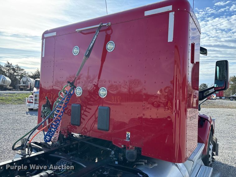 image for item FB3264 2019 Peterbilt 579 semi truck