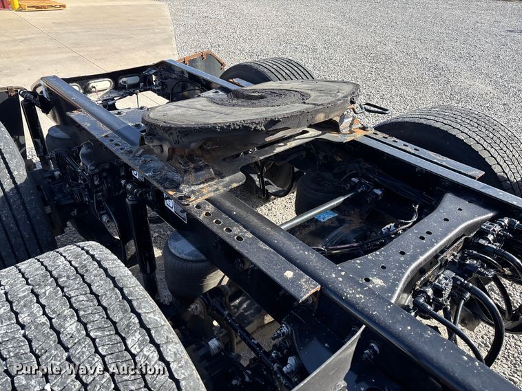 image for item FB3264 2019 Peterbilt 579 semi truck