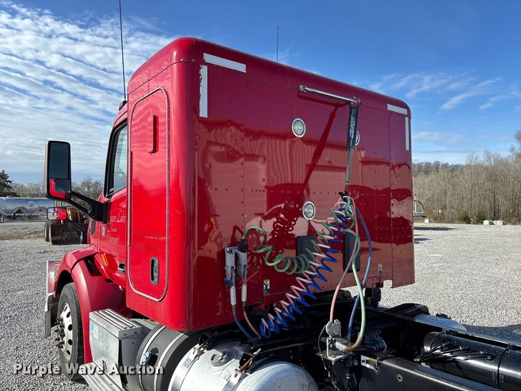 image for item FB3264 2019 Peterbilt 579 semi truck