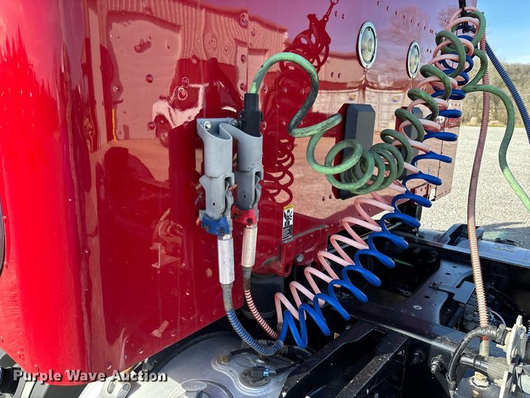 image for item FB3264 2019 Peterbilt 579 semi truck