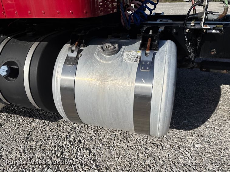 image for item FB3264 2019 Peterbilt 579 semi truck