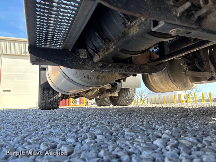 image for item FB3264 2019 Peterbilt 579 semi truck