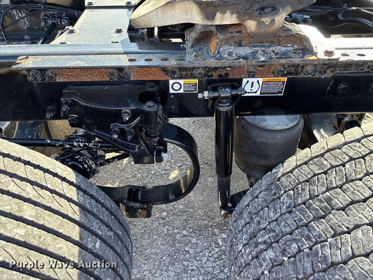 image for item FB3264 2019 Peterbilt 579 semi truck