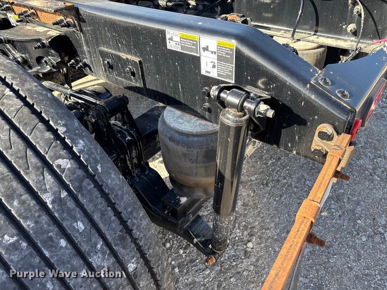 image for item FB3264 2019 Peterbilt 579 semi truck