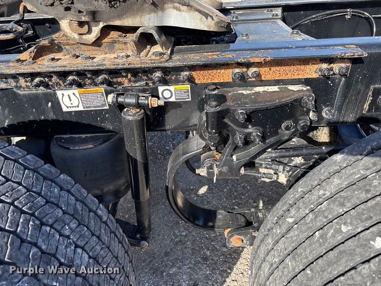 image for item FB3264 2019 Peterbilt 579 semi truck