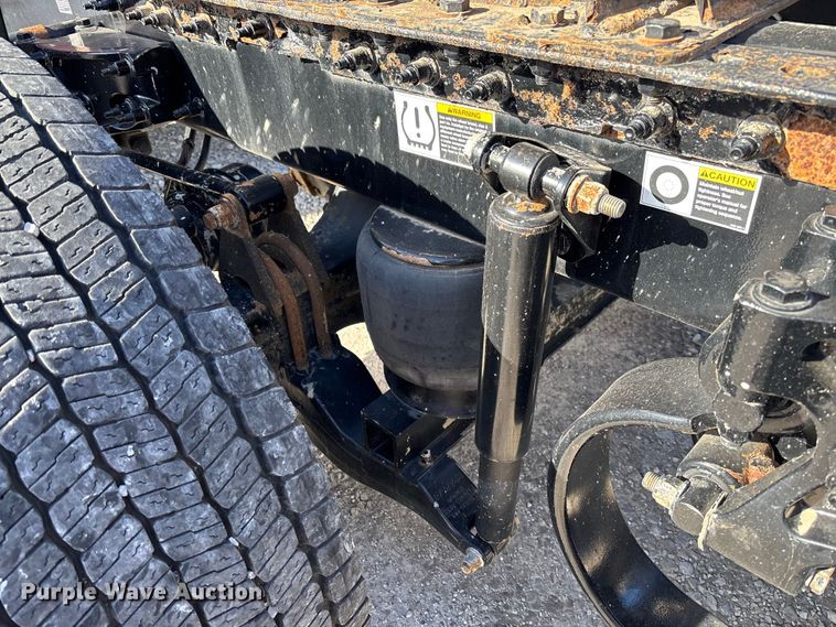 image for item FB3264 2019 Peterbilt 579 semi truck